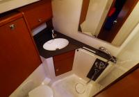 bateau à voile bavaria 46 cruiser voilier intérieur arrière gauche toilettes toilette douche 